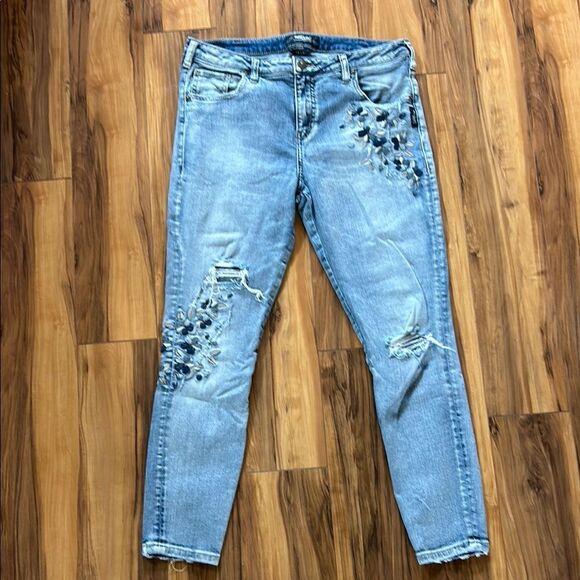 Silver Izzy Ankle Skinny Embroidered Lightwash Jeans - Picture 6 of 10